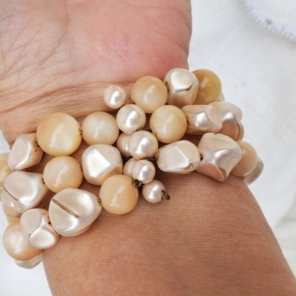 Vintage Moinlight Lucite & Faux Pearl Bracelet - Picture 5 of 6